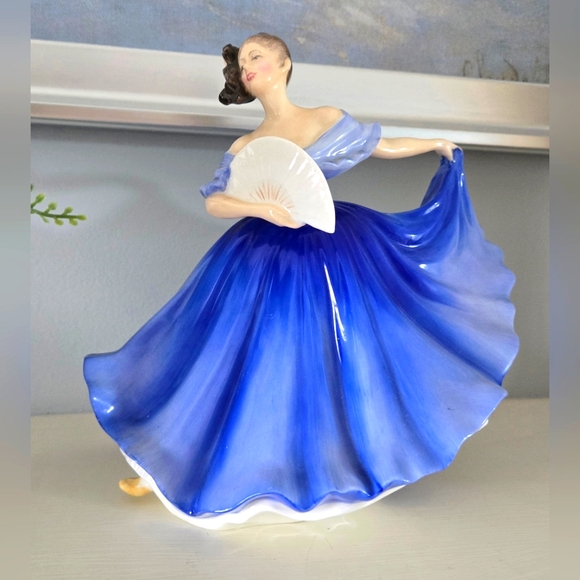 VINTAGE ROYAL DOULTON ELAINE 8 INCH 1979 BONE CHINA FIGURINE MADE IN ENGLAND - Picture 1 of 9